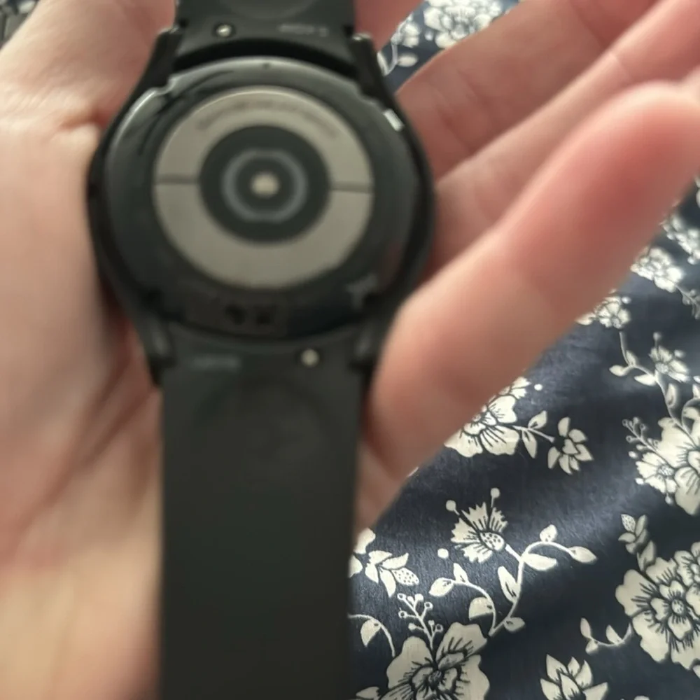 Samsung smart watch 4 -40 mm in excellent cond. Black band and extra metal band